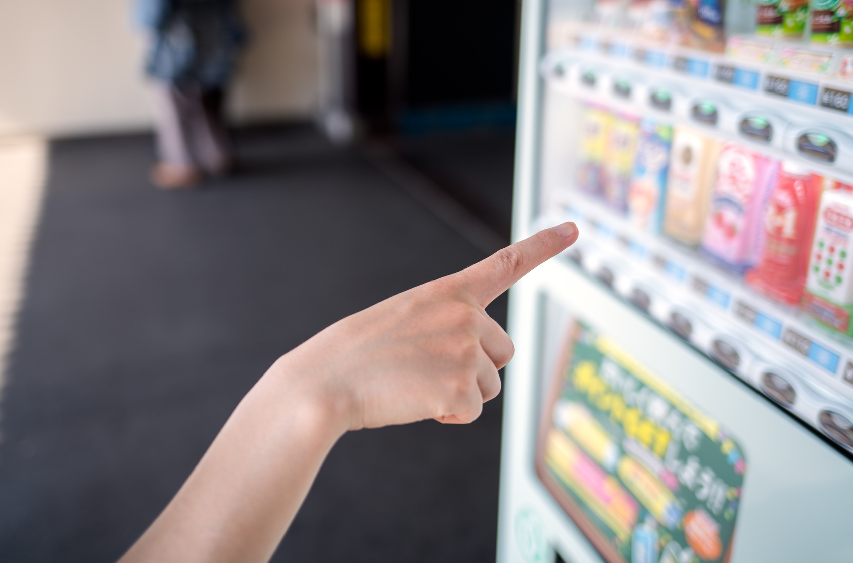 自動販売機でよく買う飲み物はどっち？